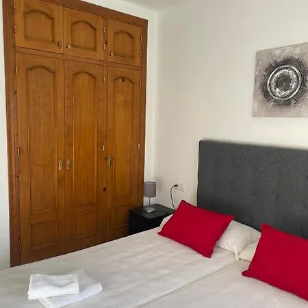 En El Centro De Nerja. Apartamento *